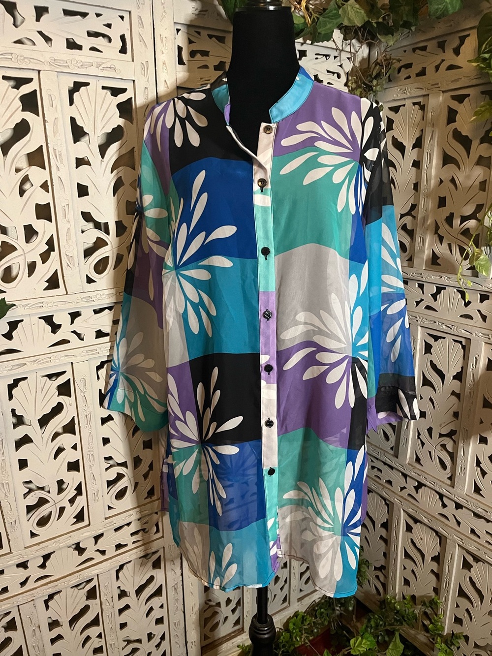 LIZ BAKER FUN FLORAL COLOR BLOCKS WITH WHITE ACCENTS PLUS SIZE TOP